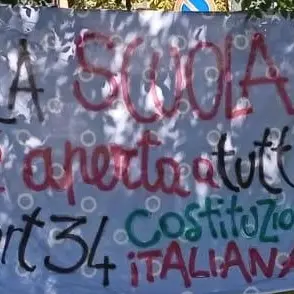 “La scuola è aperta a tutti”. A Pinerolo le forze dell’ordine rimuovono striscione della rsu