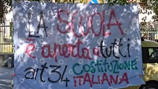 “La scuola è aperta a tutti”. A Pinerolo le forze dell’ordine rimuovono striscione della rsu