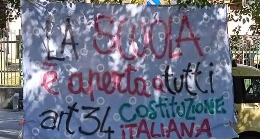 “La scuola è aperta a tutti”. A Pinerolo le forze dell’ordine rimuovono striscione della rsu