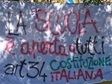 “La scuola è aperta a tutti”. A Pinerolo le forze dell’ordine rimuovono striscione della rsu 
