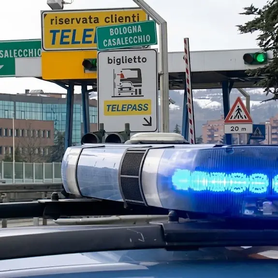 Muore a 45 anni mentre sistema la segnaletica sulla A14: a Bologna è sciopero