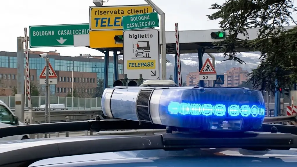 Muore a 45 anni mentre sistema la segnaletica sulla A14: a Bologna è sciopero