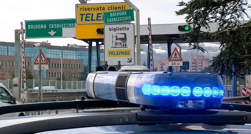 Muore a 45 anni mentre sistema la segnaletica sulla A14: a Bologna è sciopero