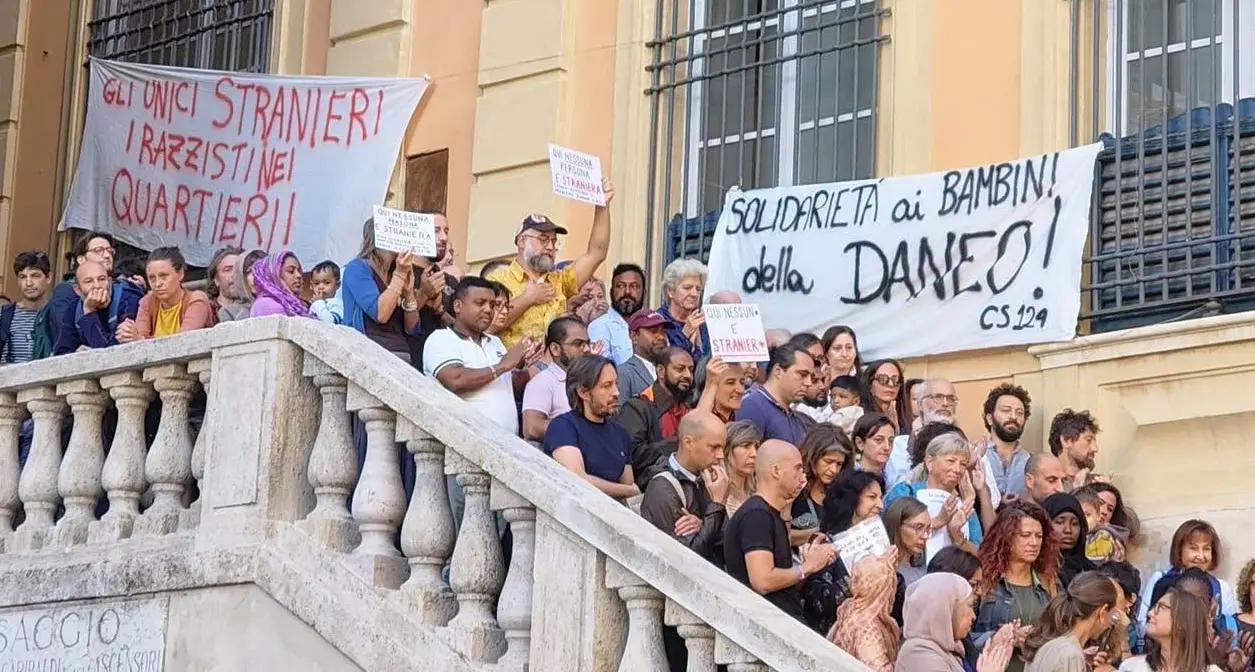 Dirigenti scolastici Flc Cgil: “Rimozione striscioni è attacco alla Costituzione”