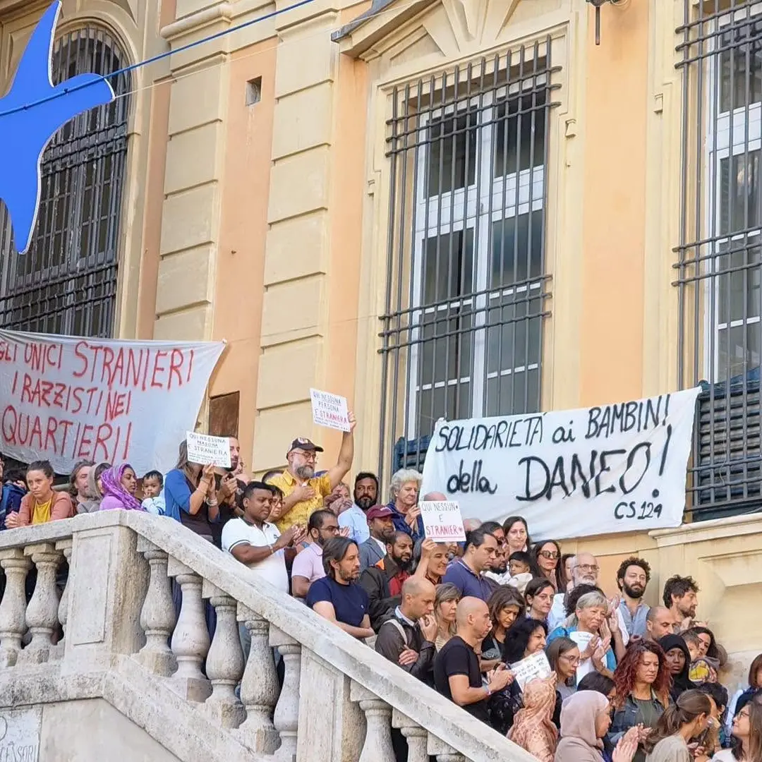 Dirigenti scolastici Flc Cgil: “Rimozione striscioni è attacco alla Costituzione”