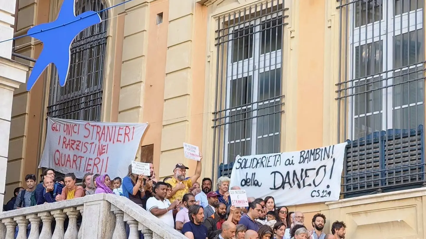 Dirigenti scolastici Flc Cgil: “Rimozione striscioni è attacco alla Costituzione”