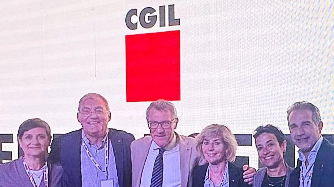 <p>Da sinistra: Francesca Tornieri, Michele Pagliaro, Maurizio Landini, Lorella Brusa, Sara Palazzoli ed Ezio Cigna</p>\\n