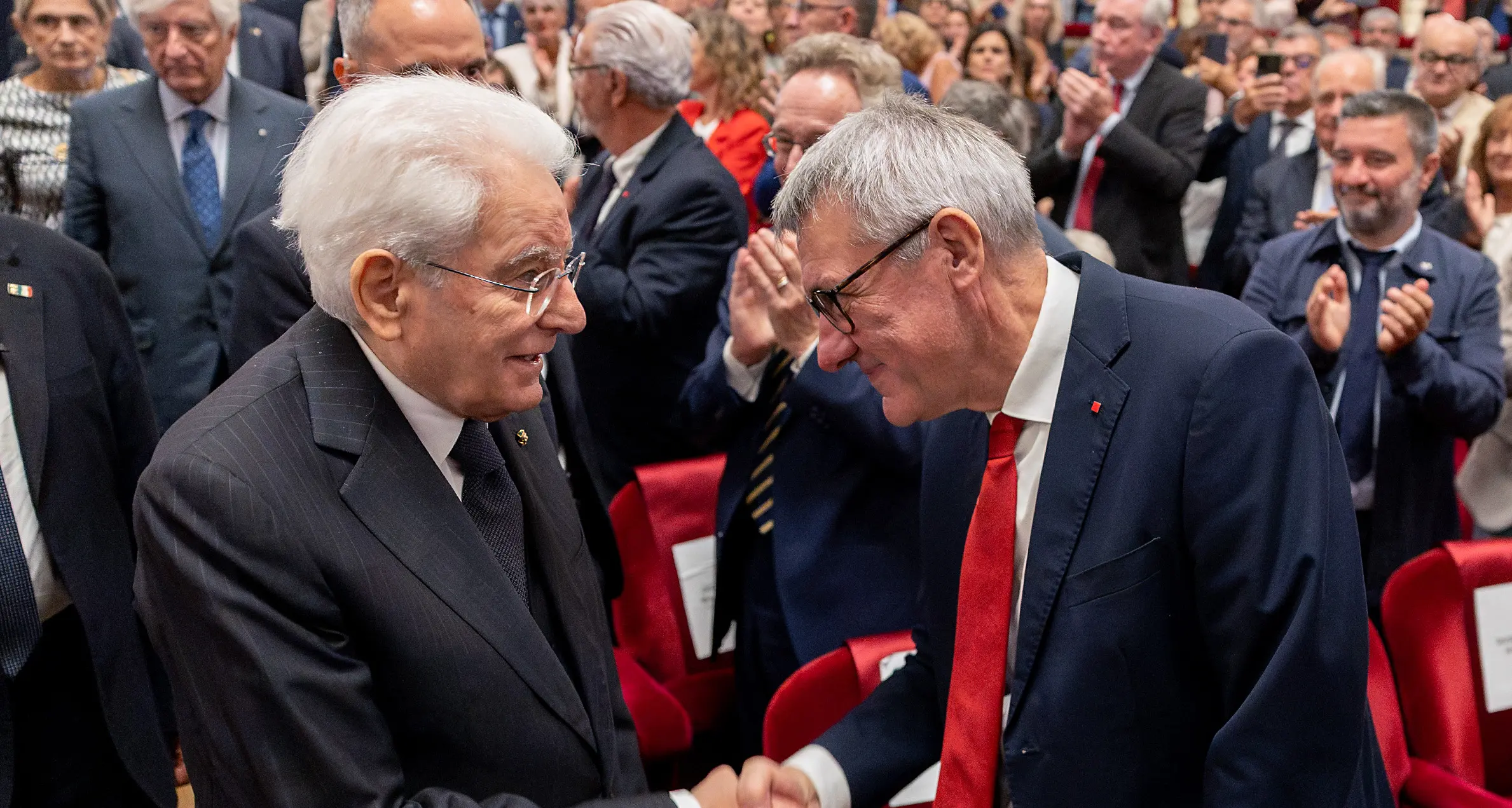 Standing ovation per Mattarella