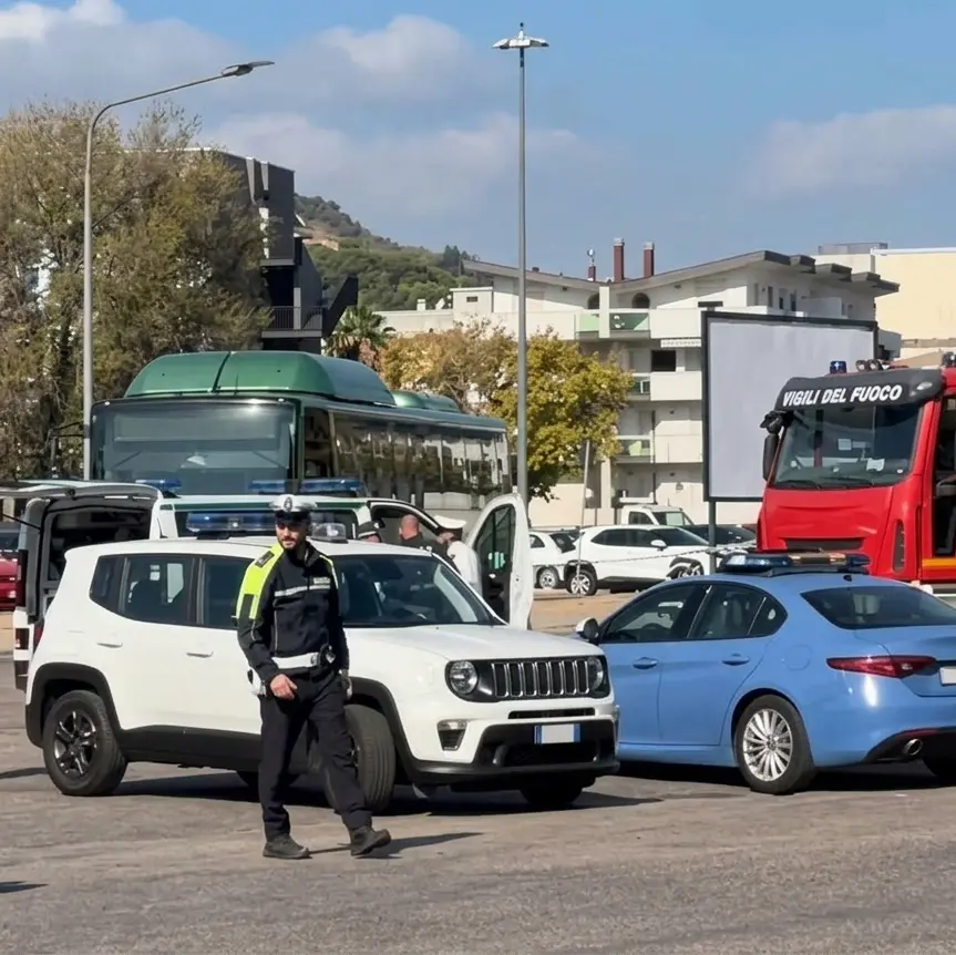 Pescara, tragedia al terminal bus: 71enne muore investita durante una manovra