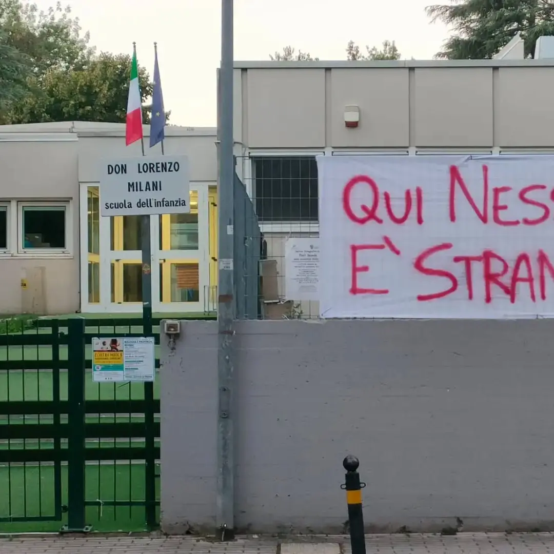 Clima d’odio a Casalecchio, bruciato lo striscione “Qui nessuno è straniero” in una scuola dell’infanzia