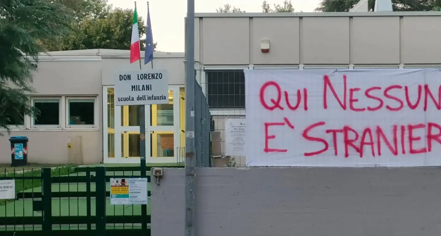 Clima d’odio a Casalecchio, bruciato lo striscione “Qui nessuno è straniero” in una scuola dell’infanzia