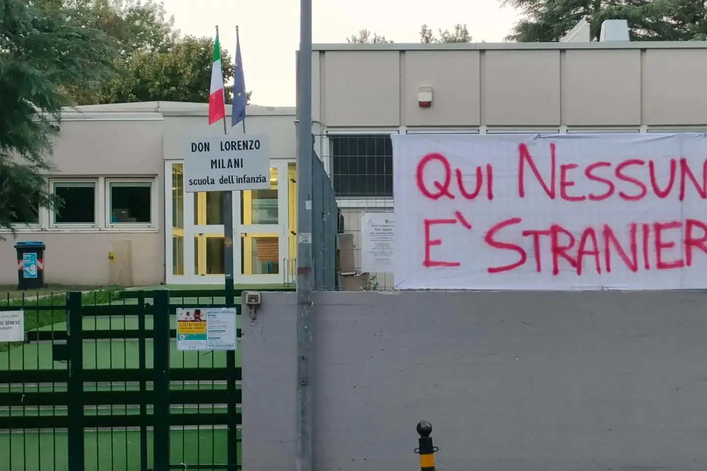 Clima d’odio a Casalecchio, bruciato lo striscione “Qui nessuno è straniero” in una scuola dell’infanzia