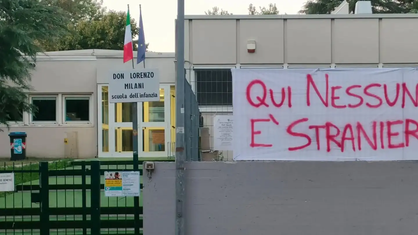 Clima d’odio a Casalecchio, bruciato lo striscione “Qui nessuno è straniero” in una scuola dell’infanzia