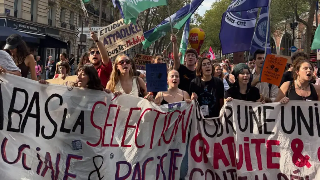 La Francia in piazza: “La scuola prima di tutto”
