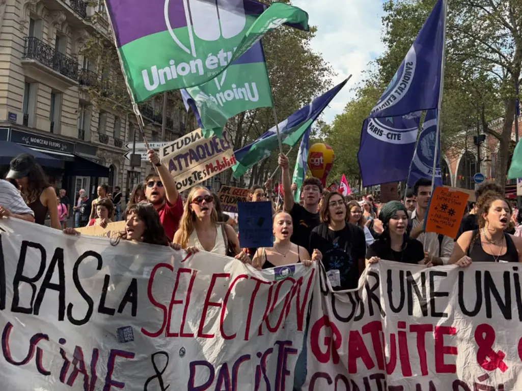 La Francia in piazza: “La scuola prima di tutto”