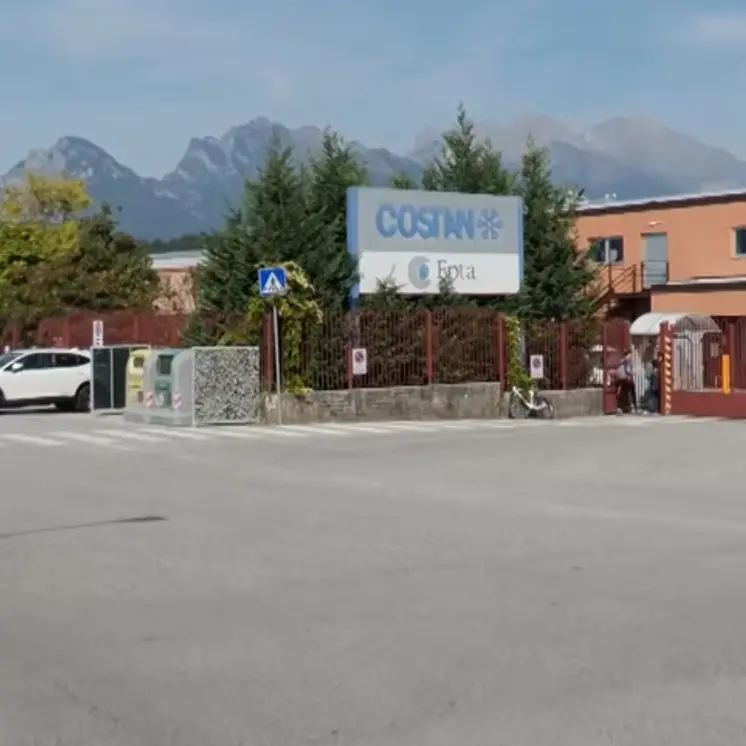 Belluno, rientra dalle ferie in ritardo perché la mamma ha il cancro: licenziata