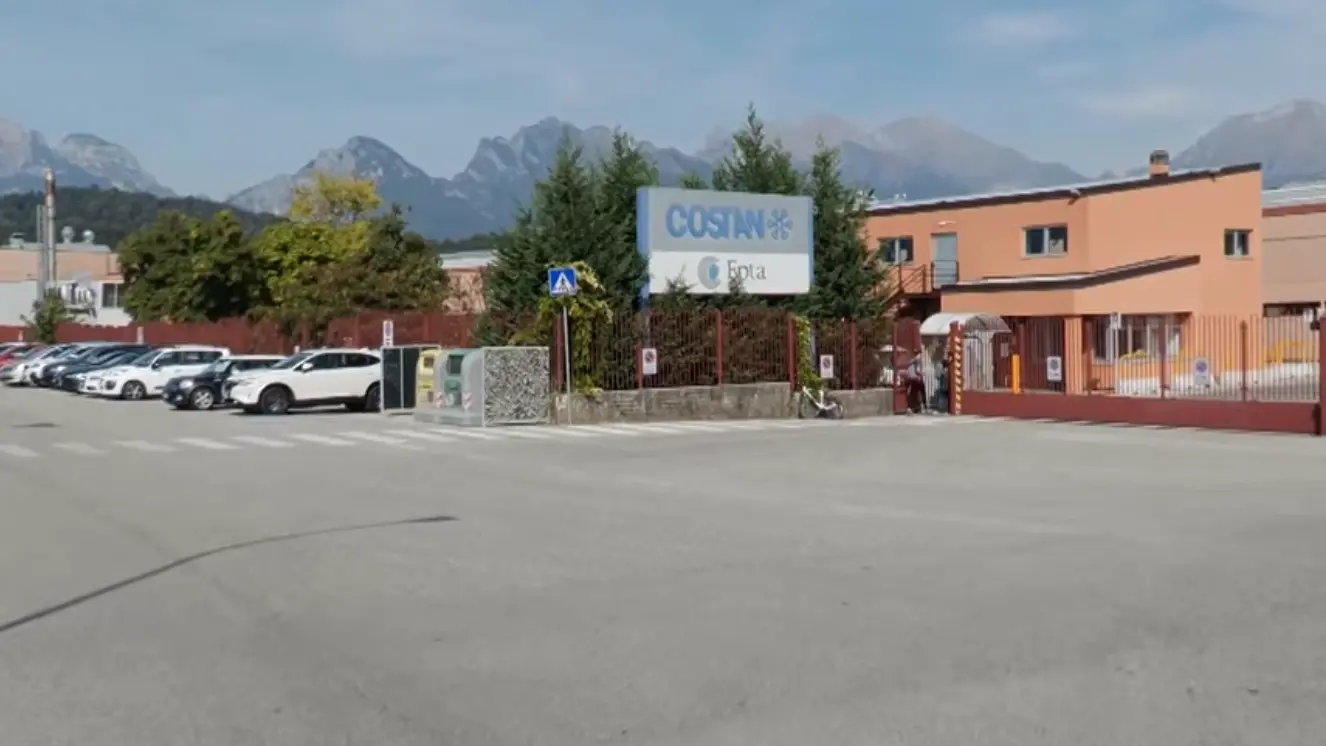 Belluno, rientra dalle ferie in ritardo perché la mamma ha il cancro: licenziata