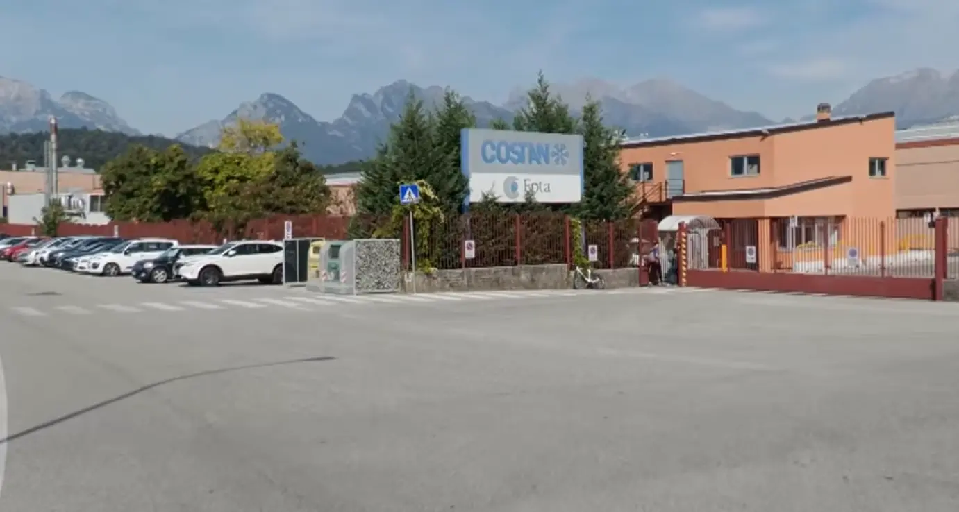 Belluno, rientra dalle ferie in ritardo perché la mamma ha il cancro: licenziata