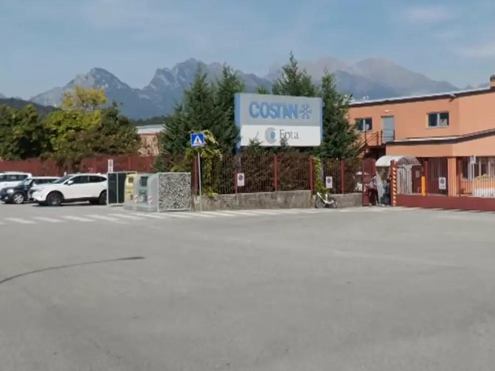 Rientra tardi dalle ferie perché la mamma ha il cancro: licenziata