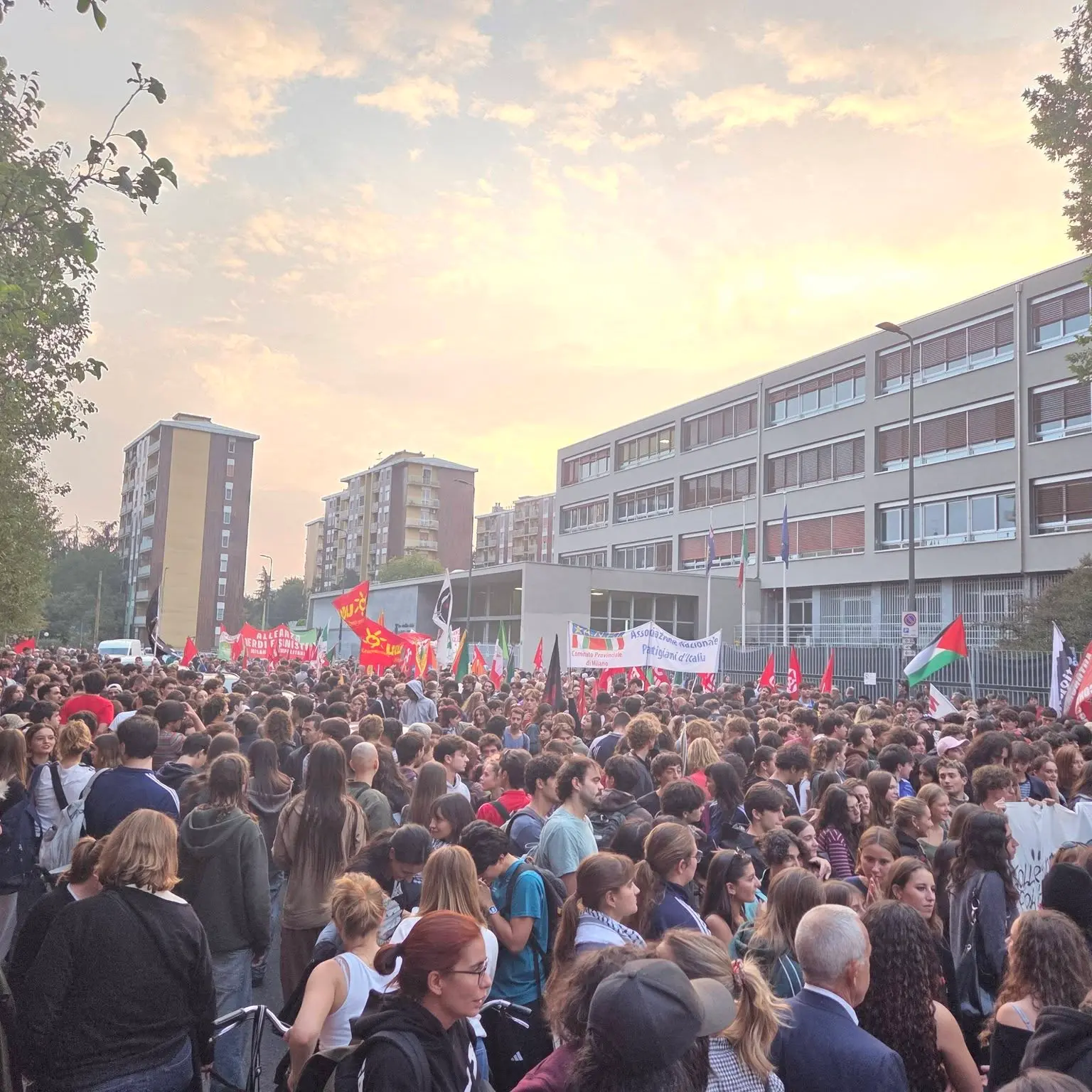 “Siamo tutti antifascisti”. A Milano migliaia in piazza per ragazzo aggredito all’Einstein