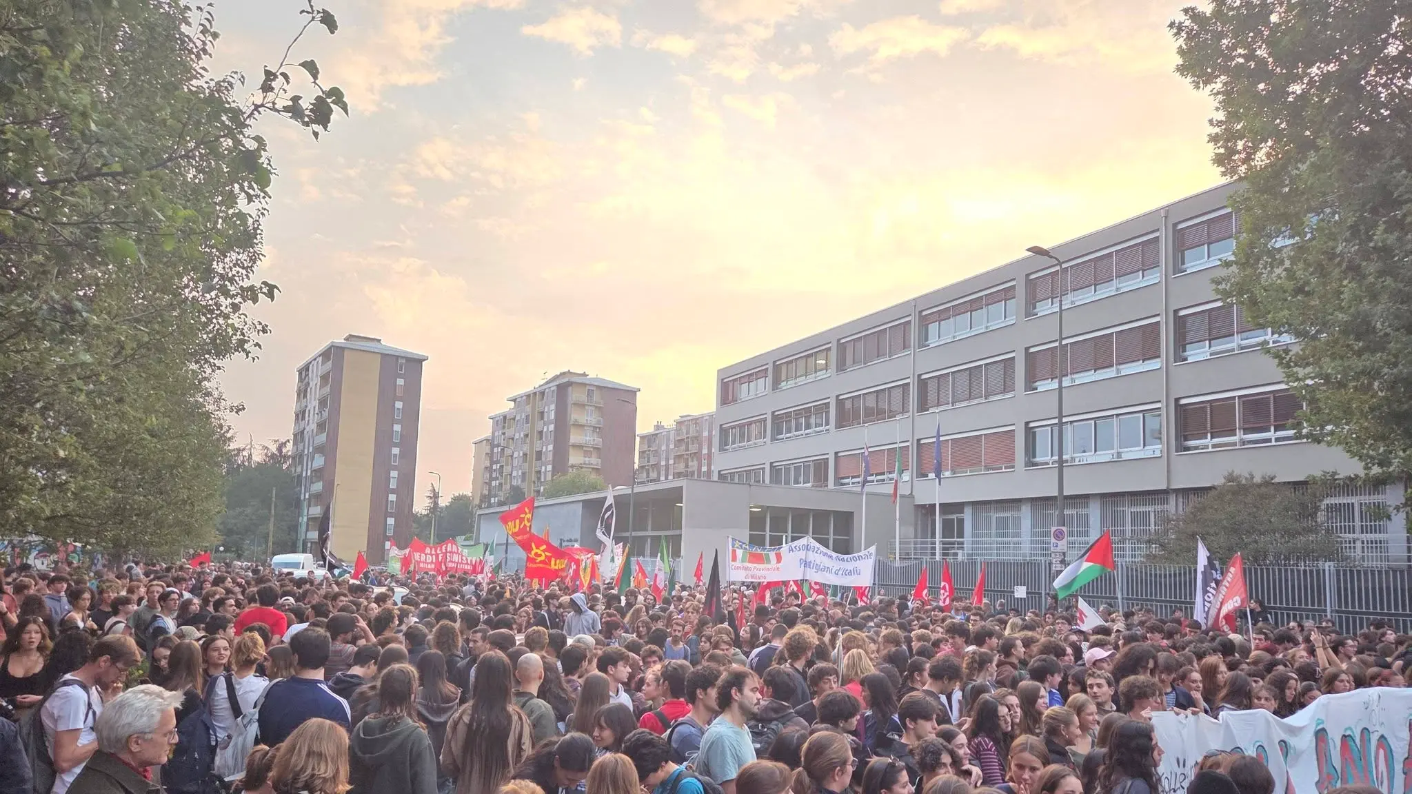 “Siamo tutti antifascisti”. A Milano migliaia in piazza per ragazzo aggredito all’Einstein