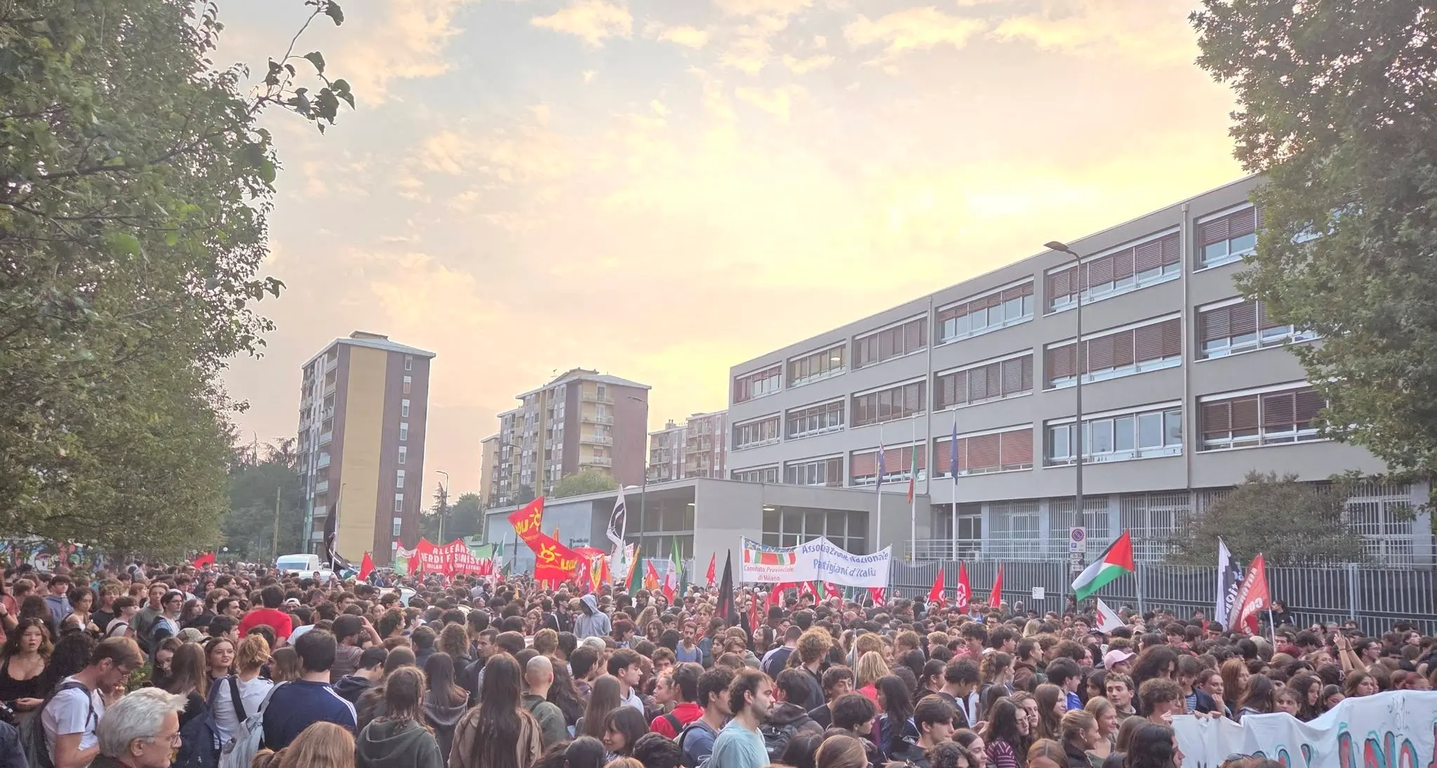 “Siamo tutti antifascisti”. A Milano migliaia in piazza per ragazzo aggredito all’Einstein