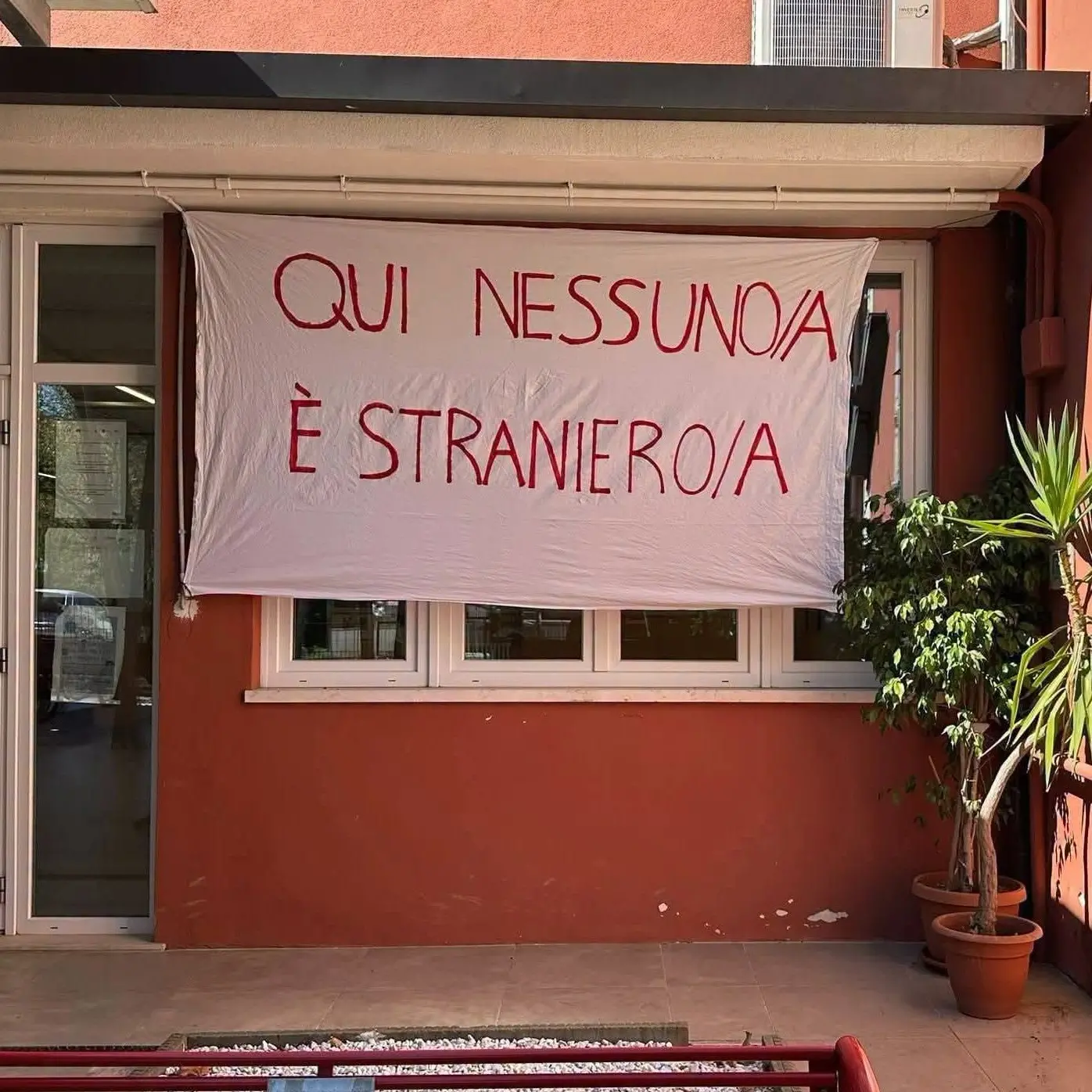 Genova, bruciato striscione “Nessuno è straniero” affisso fuori da una scuola