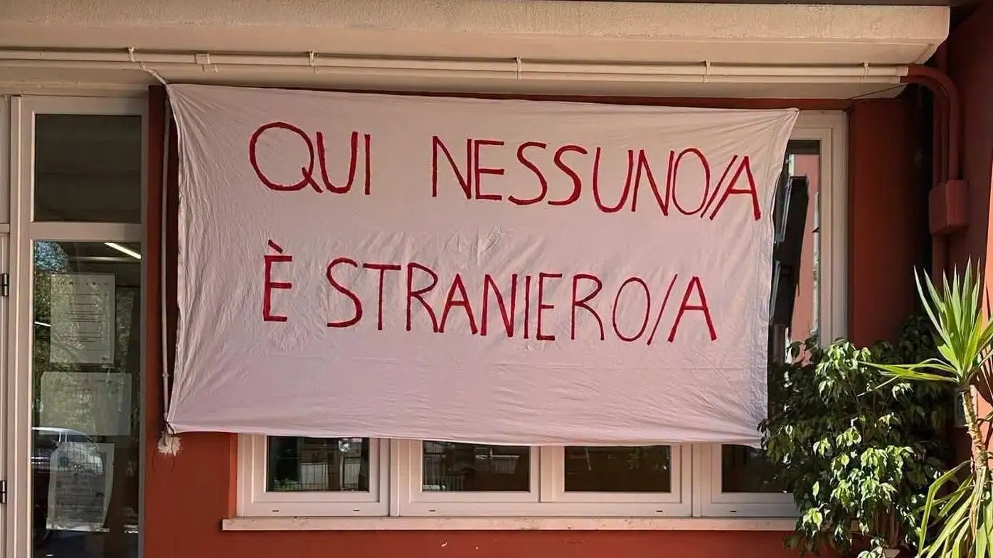 Genova, bruciato striscione “Nessuno è straniero” affisso fuori da una scuola