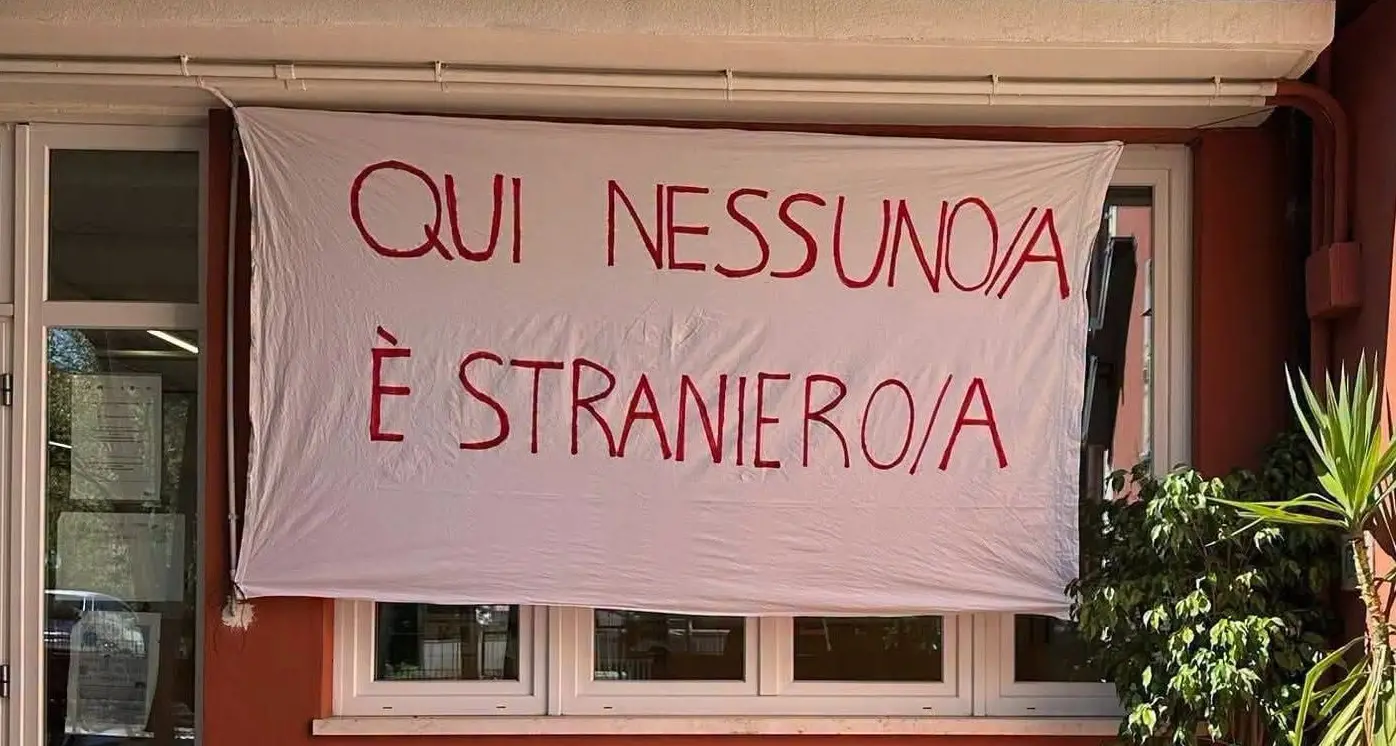 Genova, bruciato striscione “Nessuno è straniero” affisso fuori da una scuola