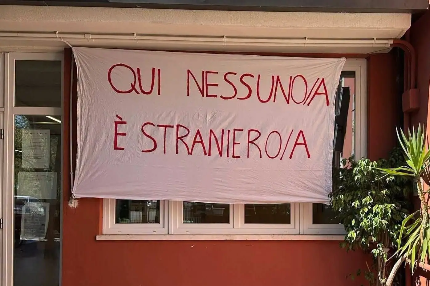 Genova, bruciato striscione “Nessuno è straniero” affisso fuori da una scuola