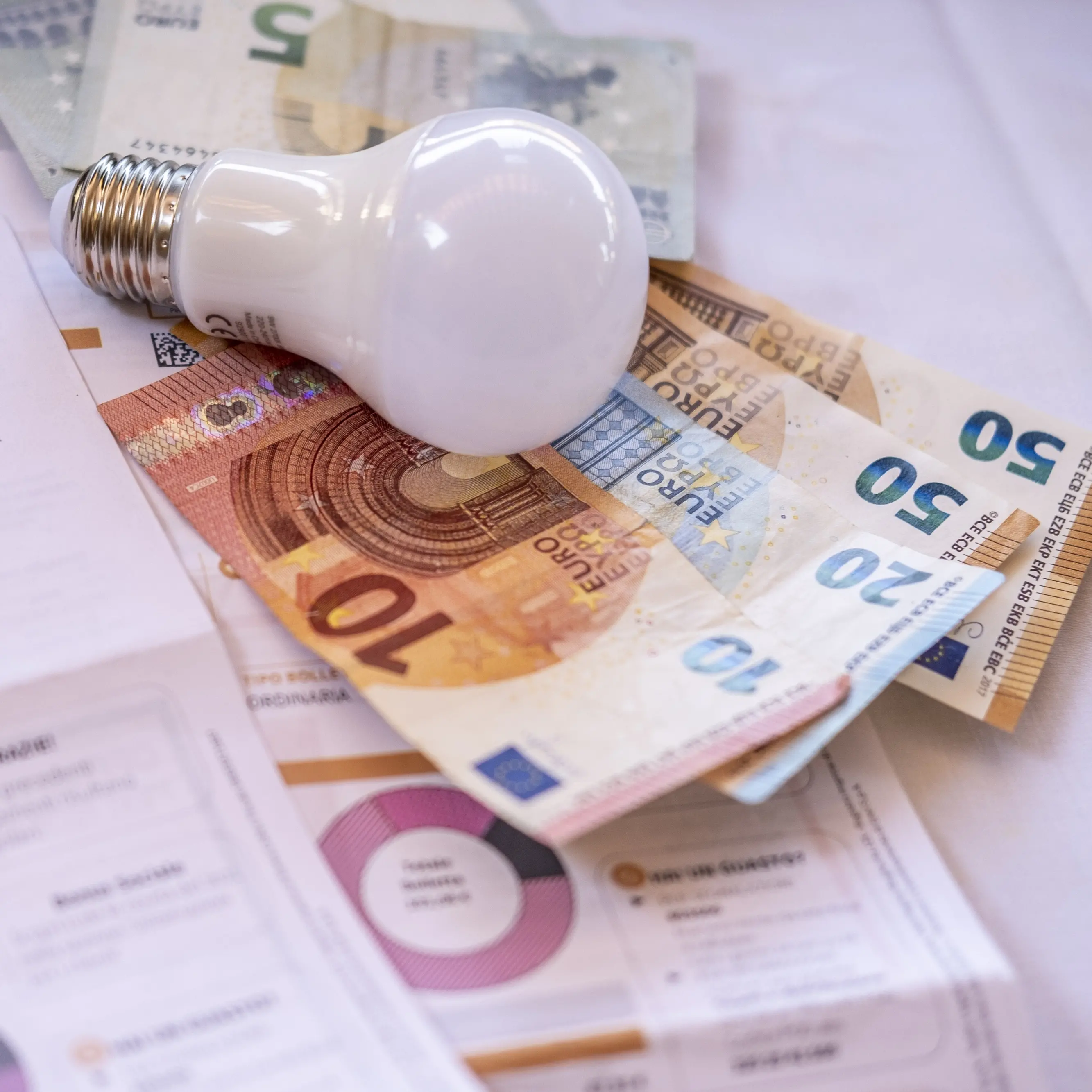 Bollette, rincarano luce e gas per i vulnerabili