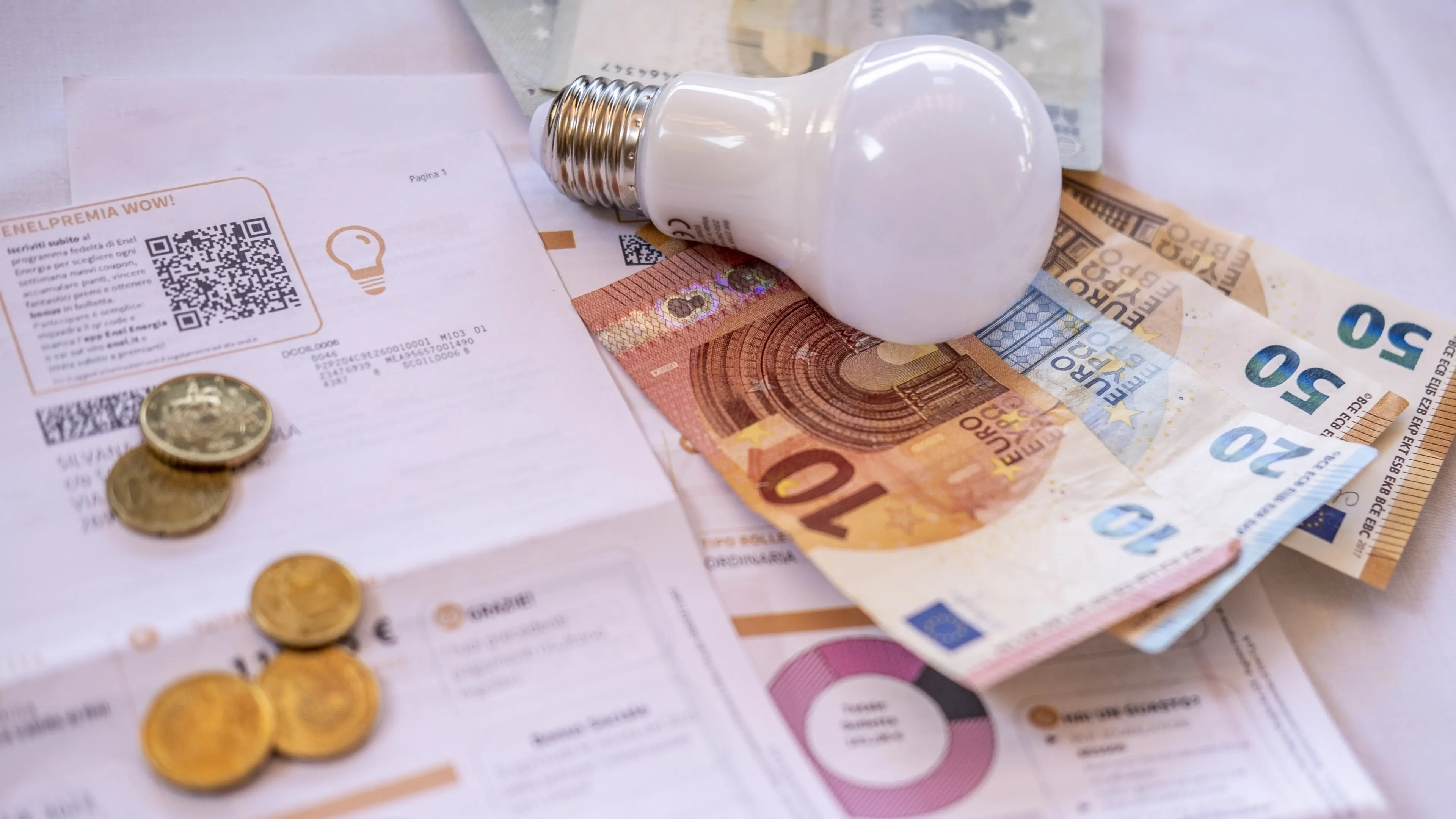Bollette, rincarano luce e gas per i vulnerabili