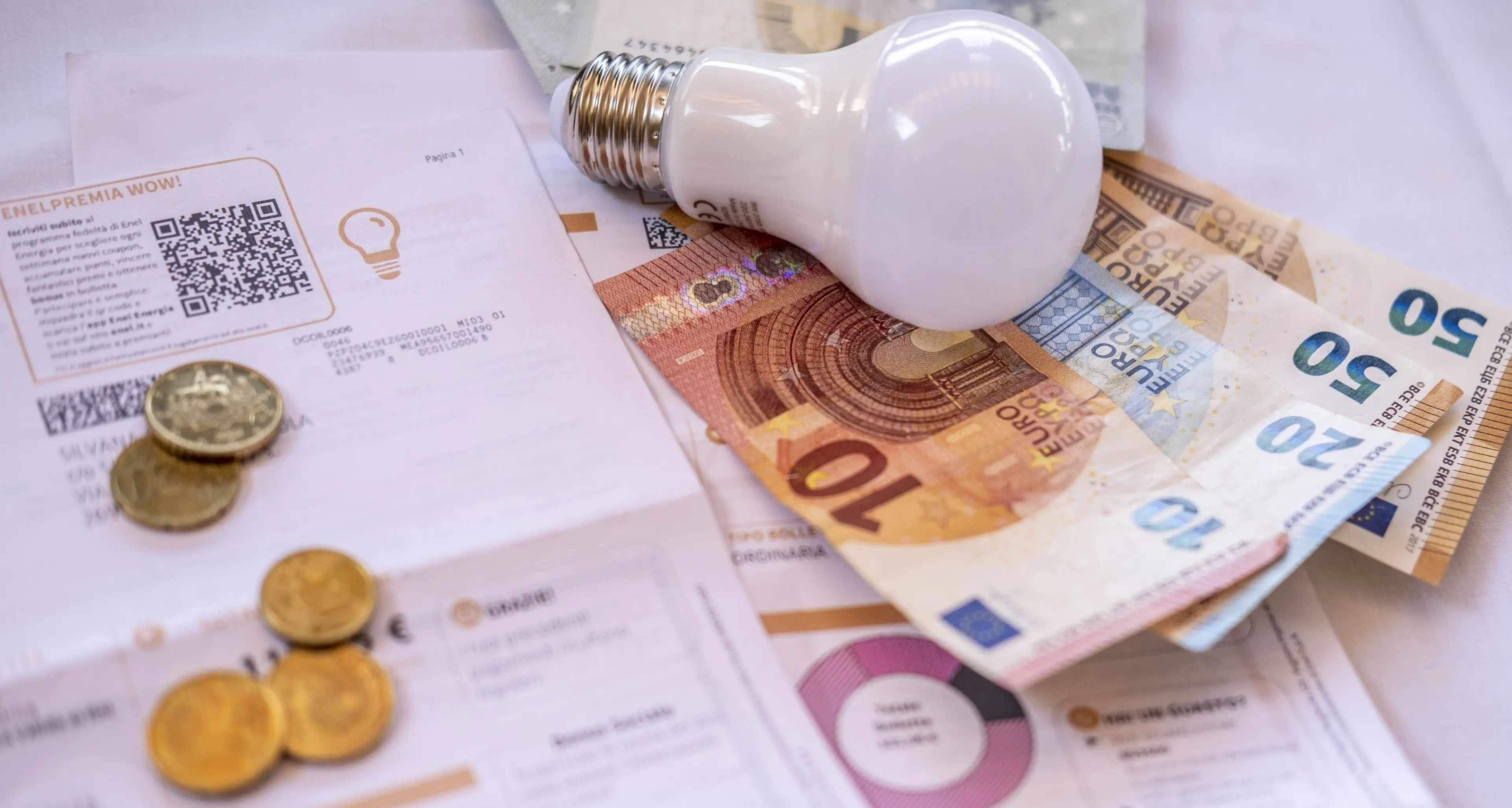 Bollette, rincarano luce e gas per i vulnerabili