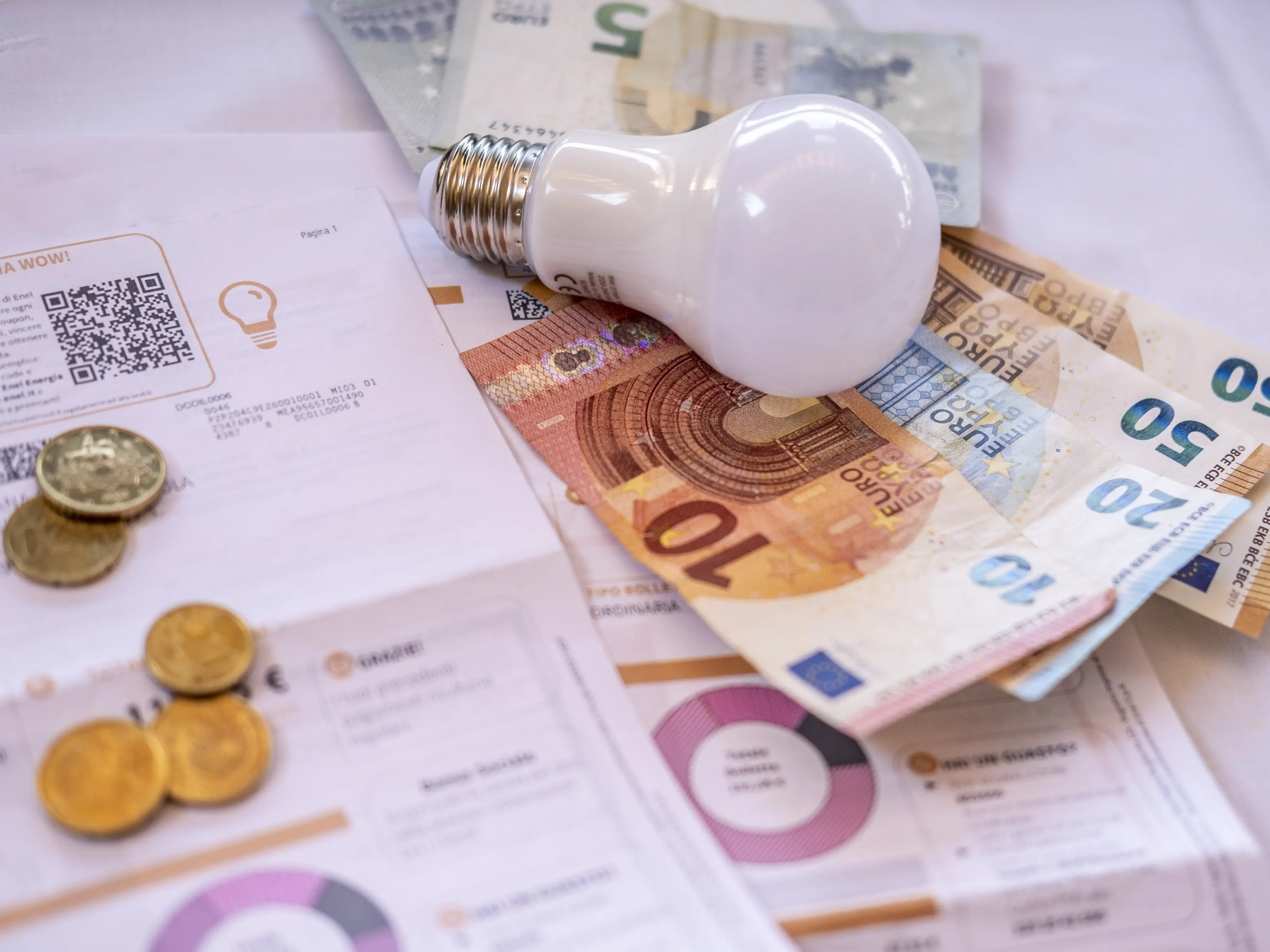 Bollette, rincarano luce e gas per i vulnerabili