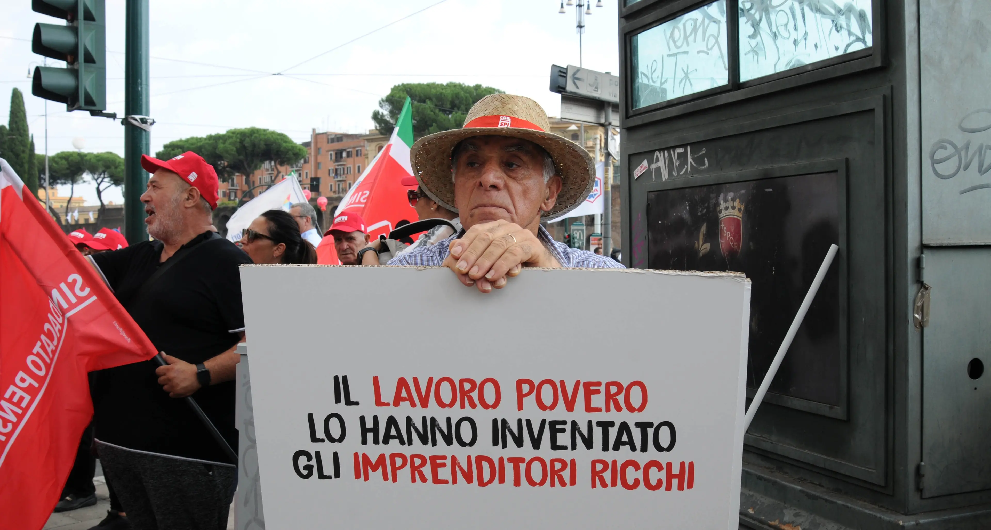 Cos'è il lavoro povero e perché riguarda milioni di persone?