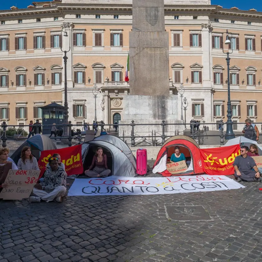 “Cara Italia, quanto ci costi”: gli studenti tornano nelle tende