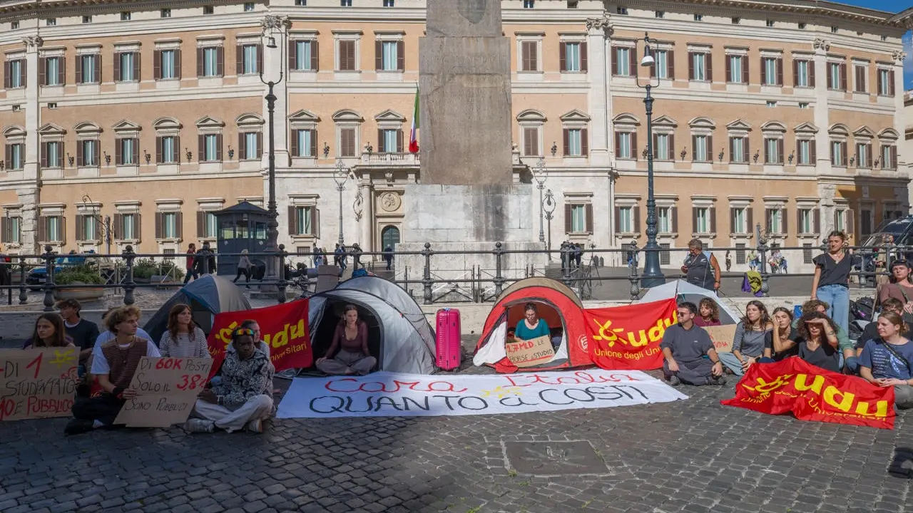 “Cara Italia, quanto ci costi”: gli studenti tornano nelle tende