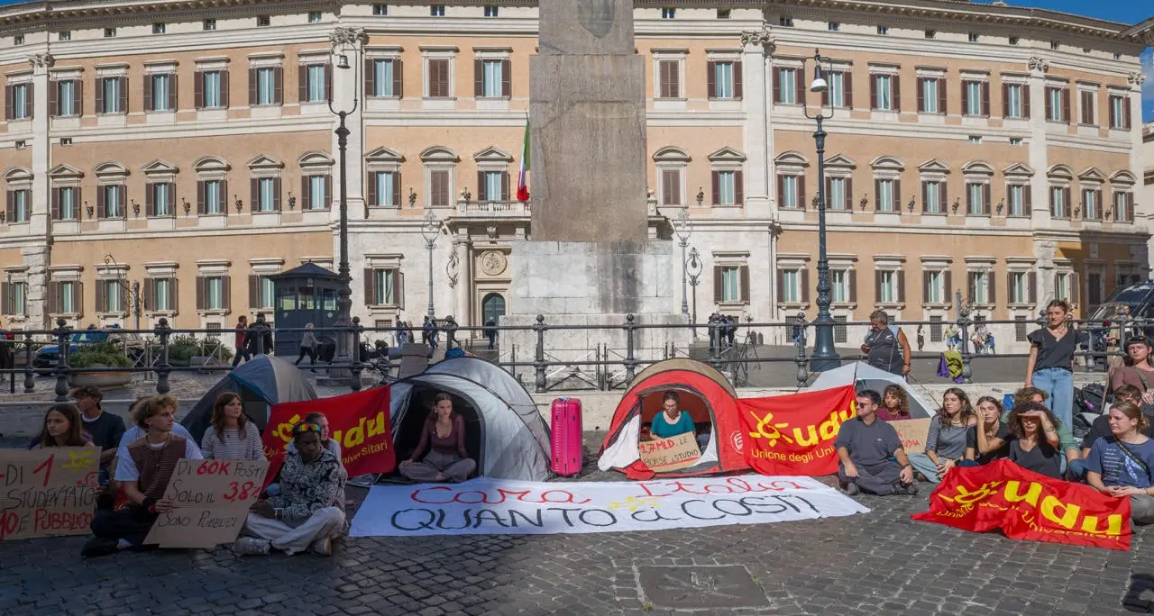 “Cara Italia, quanto ci costi”: gli studenti tornano nelle tende