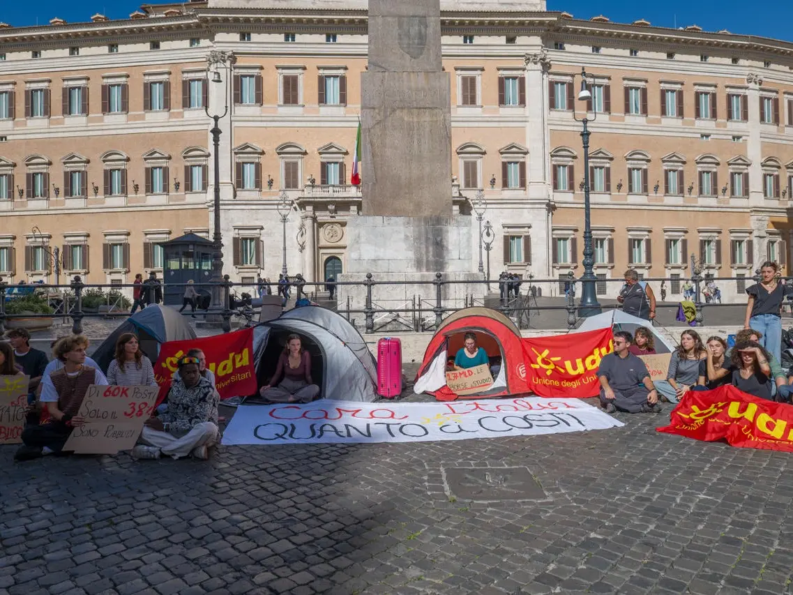 “Cara Italia, quanto ci costi”: gli studenti tornano nelle tende
