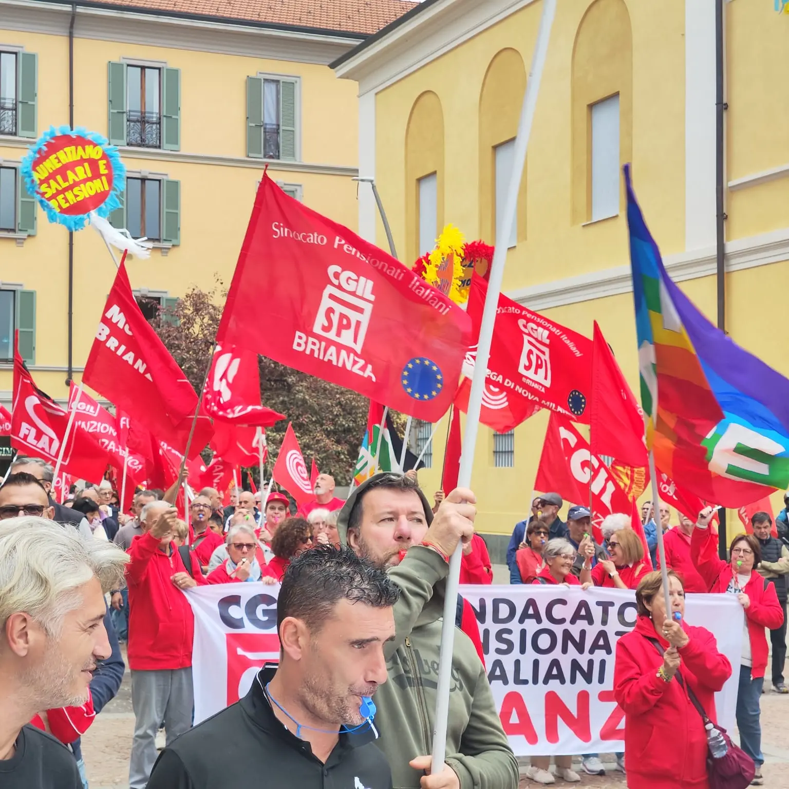 Monza, in 500 in corteo con la Cgil: “Casa, lavoro, salari e sanità”