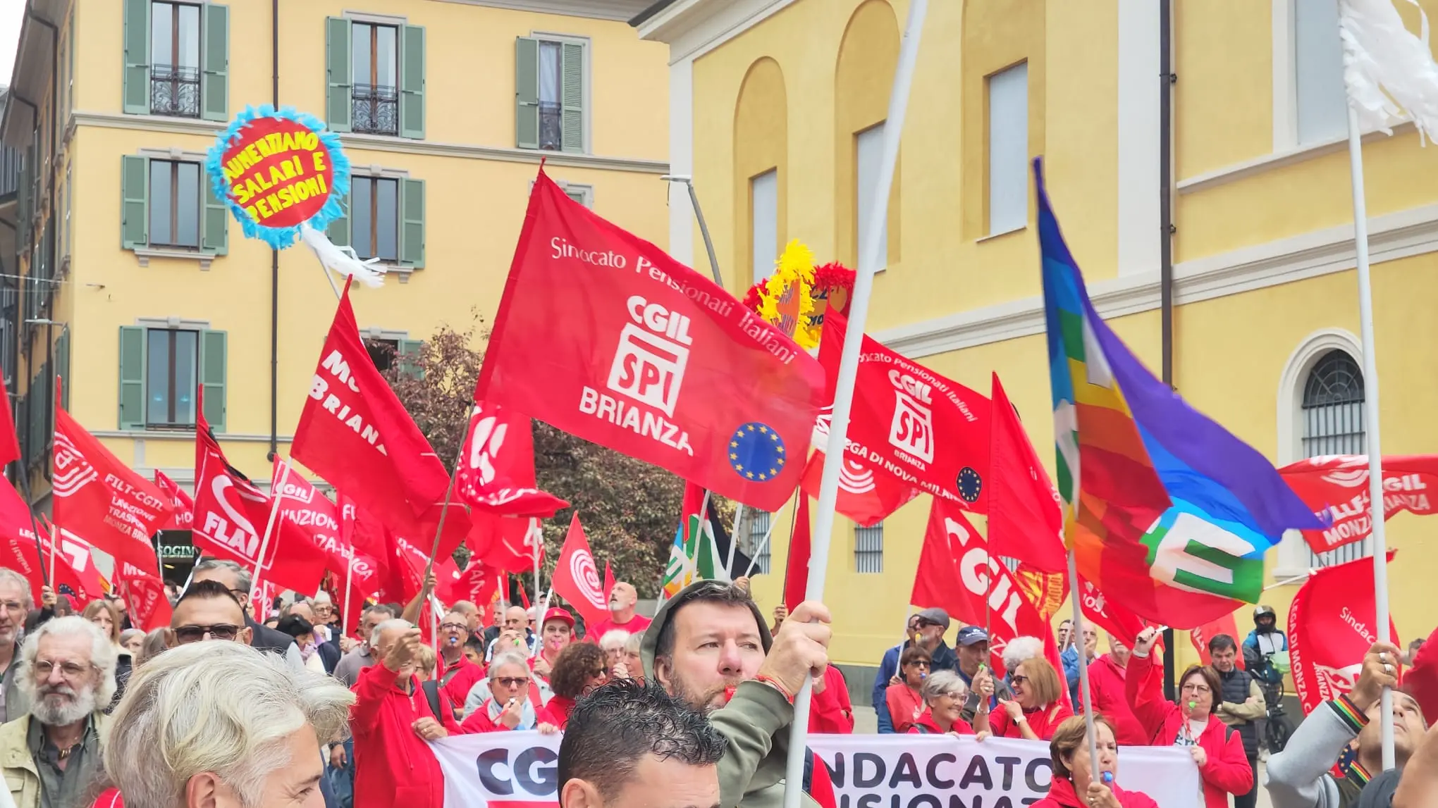 Monza, in 500 in corteo con la Cgil: “Casa, lavoro, salari e sanità”
