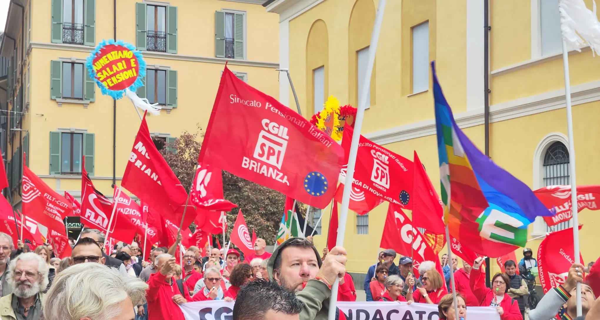 Monza, in 500 in corteo con la Cgil: “Casa, lavoro, salari e sanità”