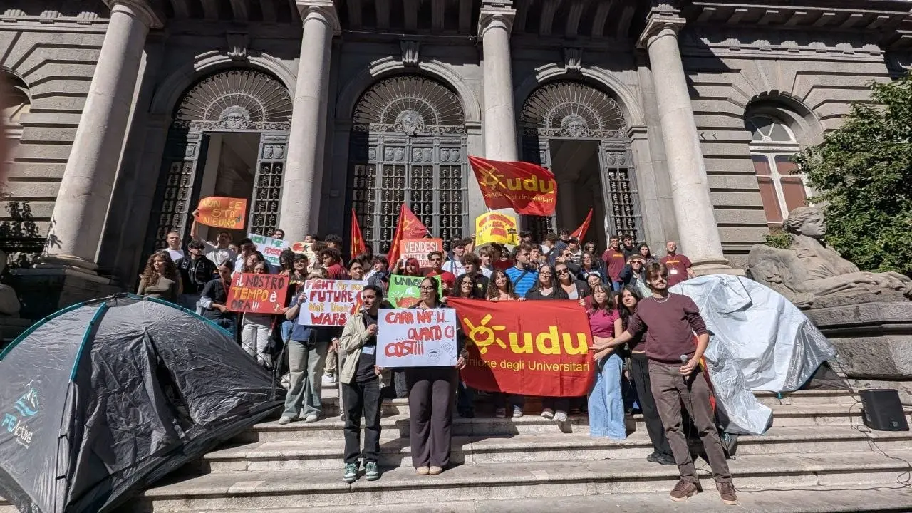 Napoli, Cgil e Udu contro il caro affitti e il carovita: tende anche alla Federico II