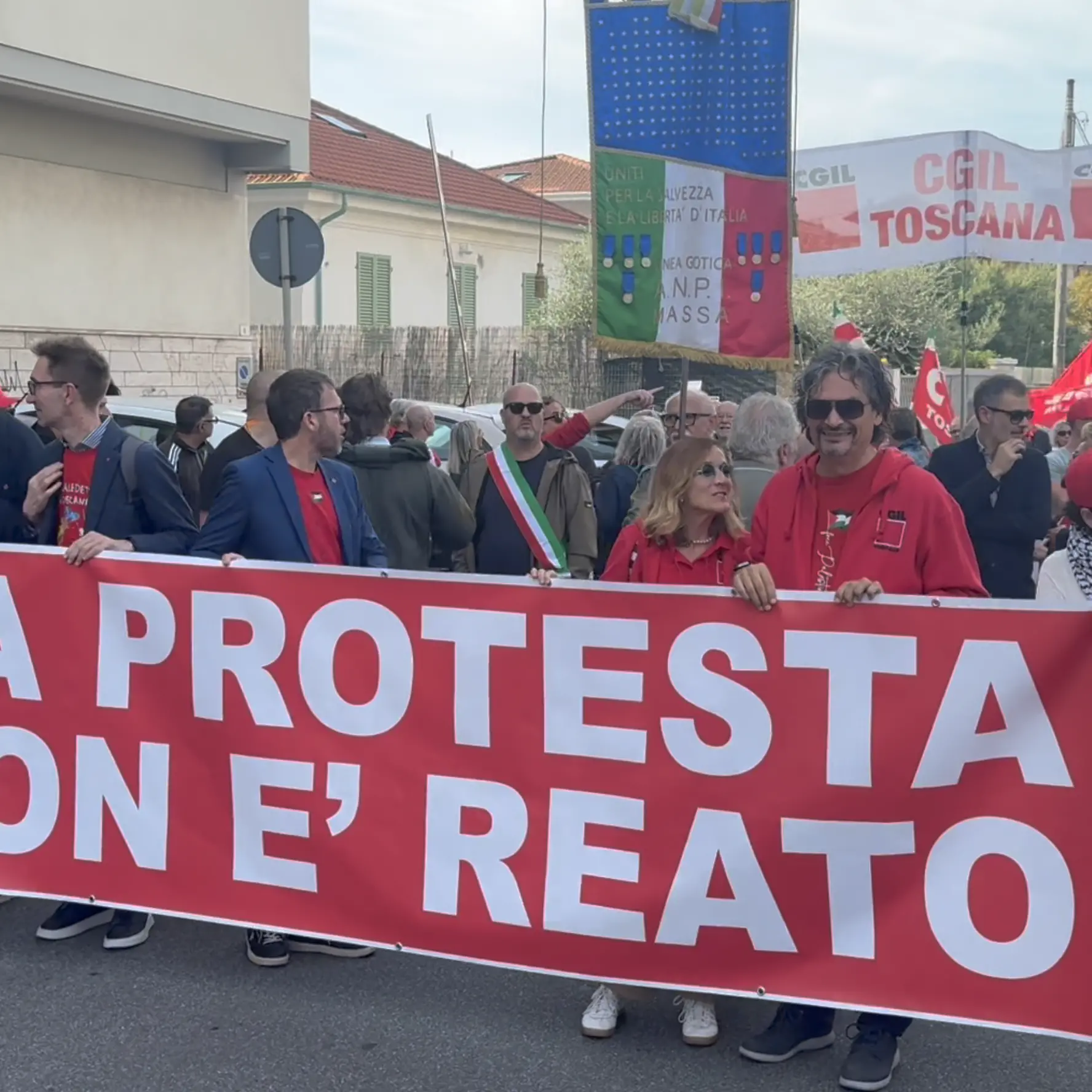 La protesta non è reato. Sciopero in Toscana, 15 mila in corteo a Massa con la Cgil