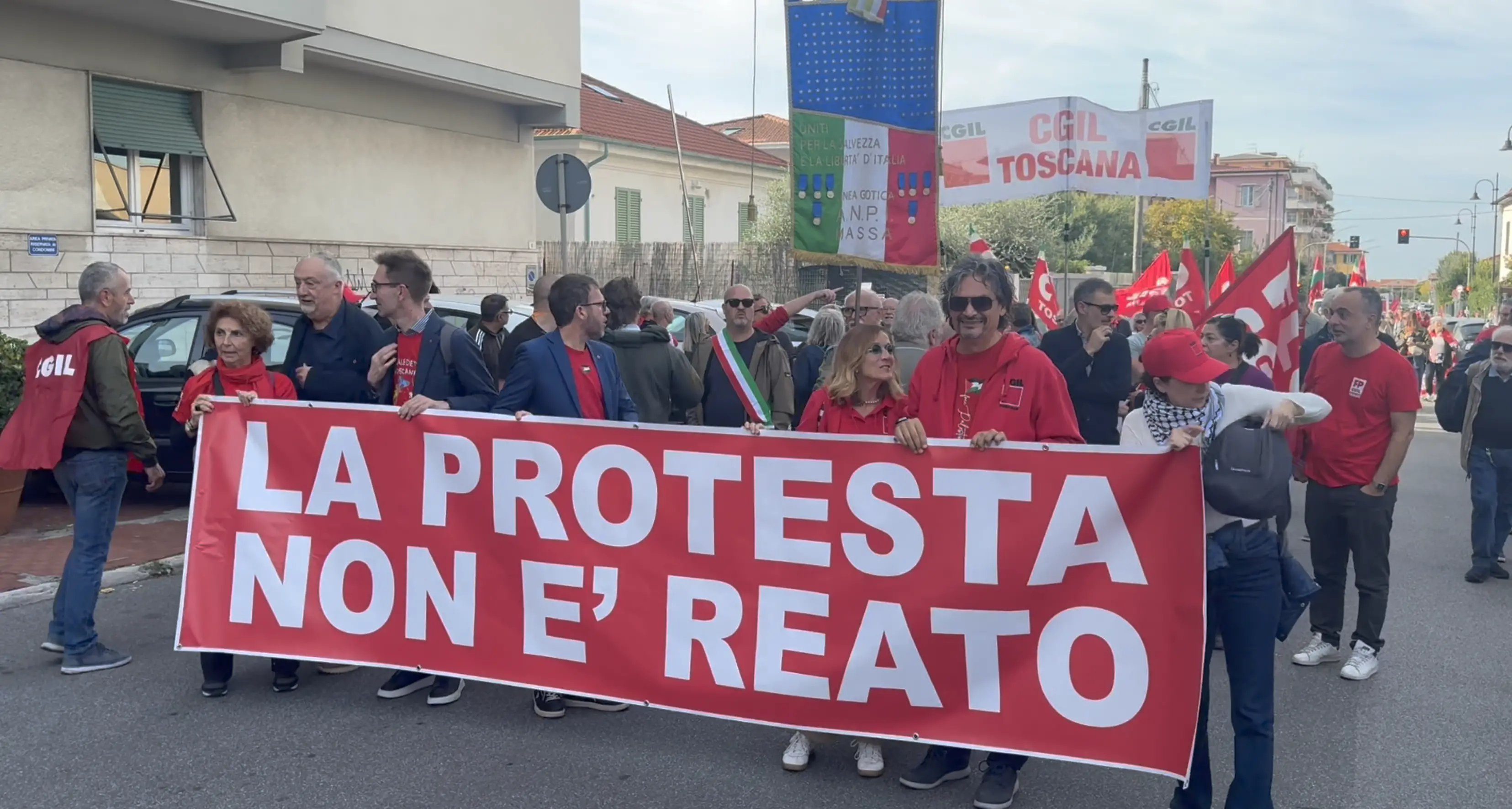 La protesta non è reato. Sciopero in Toscana, 15 mila in corteo a Massa con la Cgil
