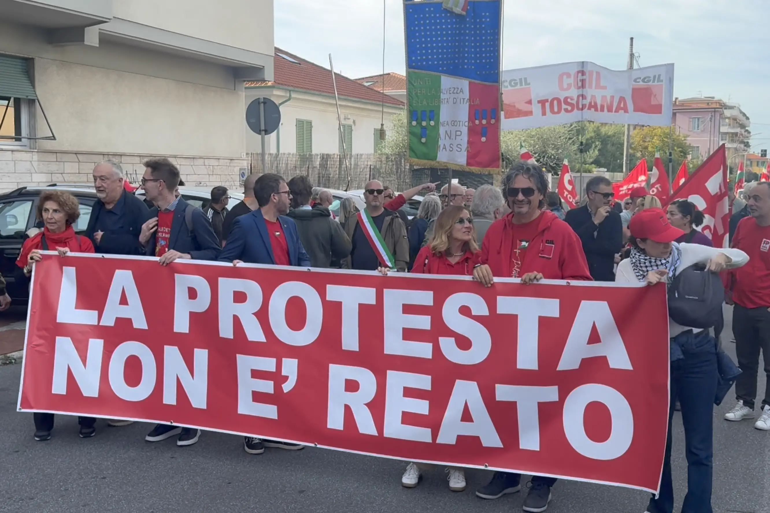 La protesta non è reato. Sciopero in Toscana, 15 mila in corteo a Massa con la Cgil