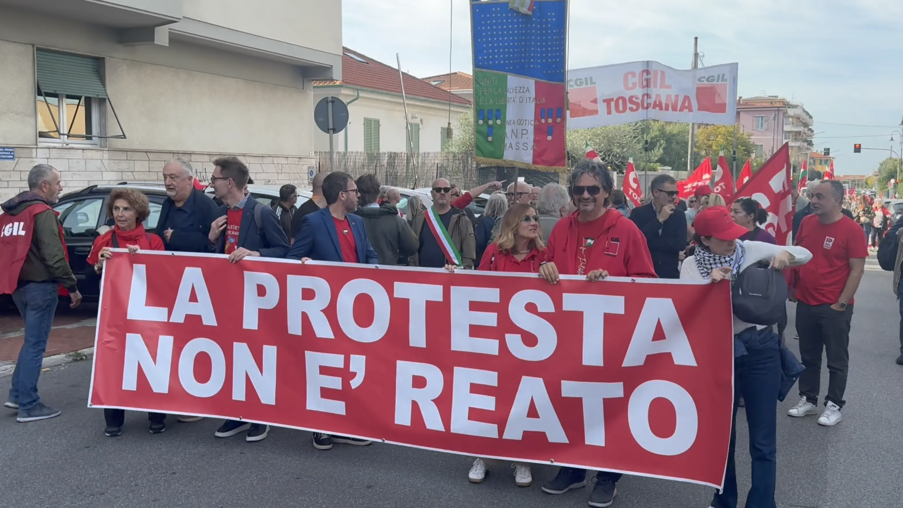 Sciopero in Toscana, 15 mila in corteo a Massa con la Cgil