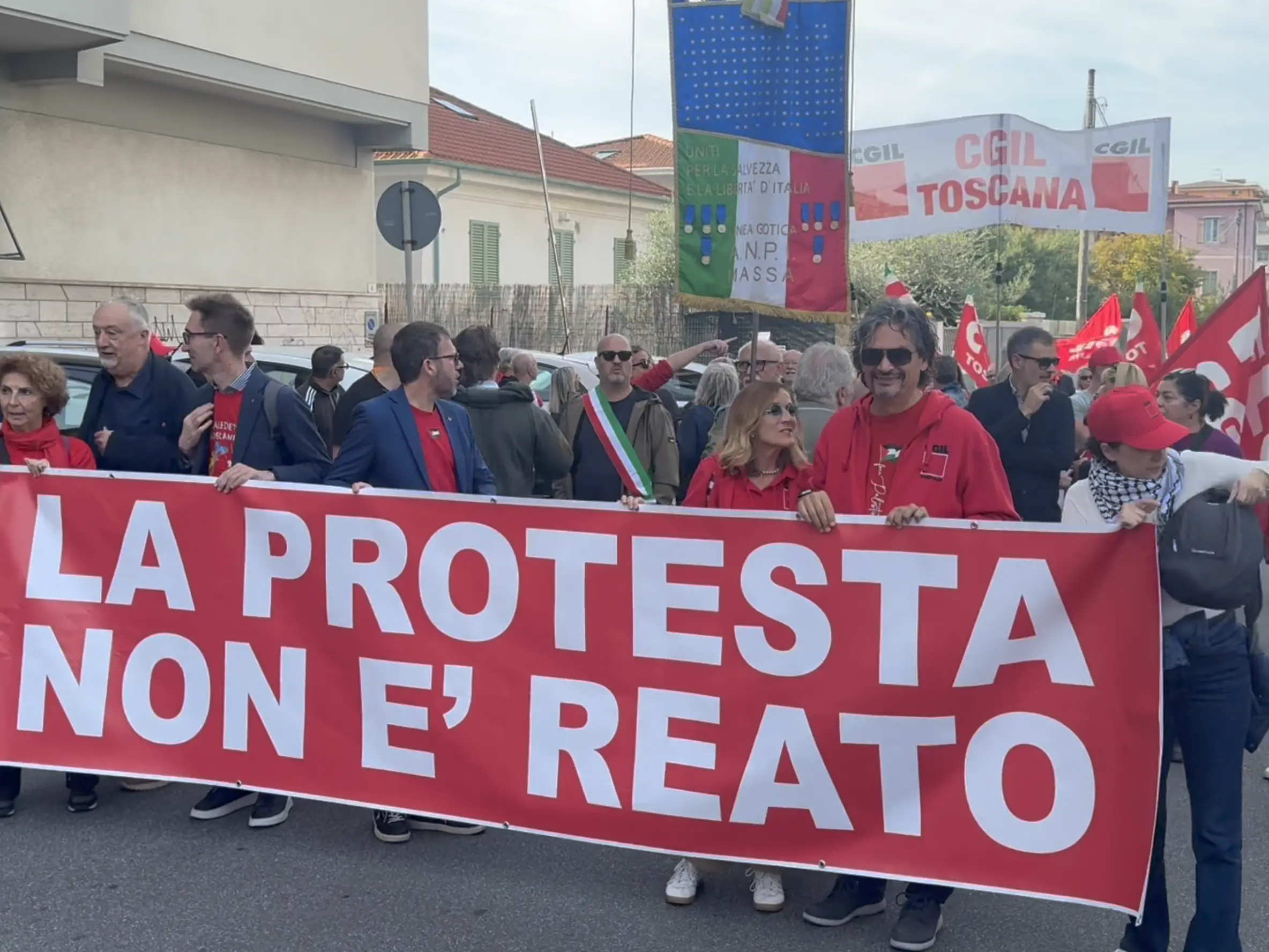 Sciopero in Toscana, 15 mila in corteo a Massa con la Cgil