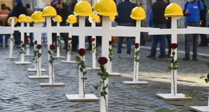 Cade da ponteggio, morto operaio nel Bresciano