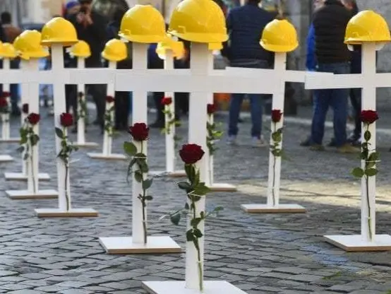 Cade da ponteggio, morto operaio nel Bresciano